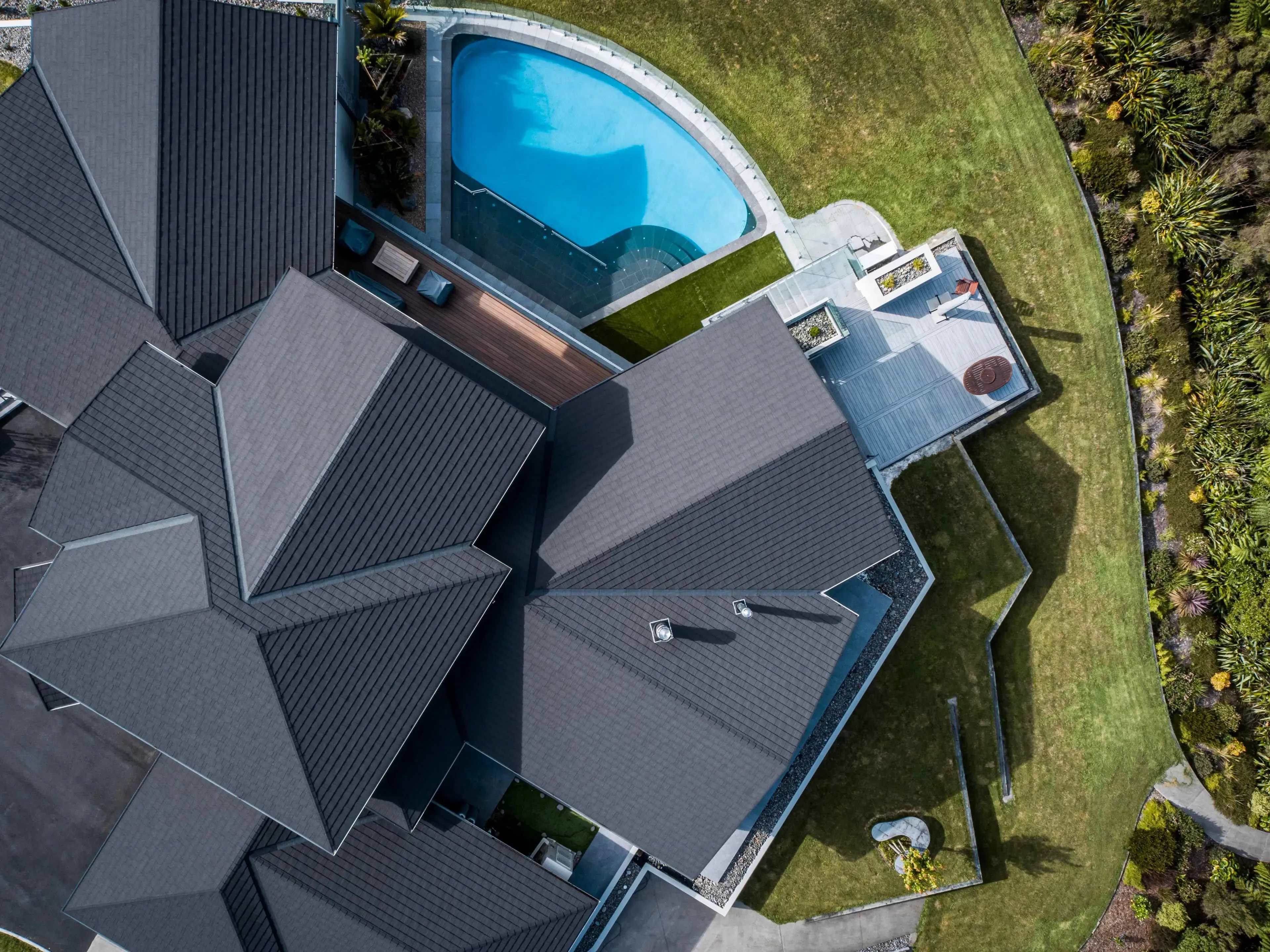 Residencia de lujo con un techo moderno y elegante